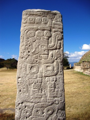 Prêtre exprimant le glyphe de la parole, stèle de pierre, Monte Alban, Oaxaca