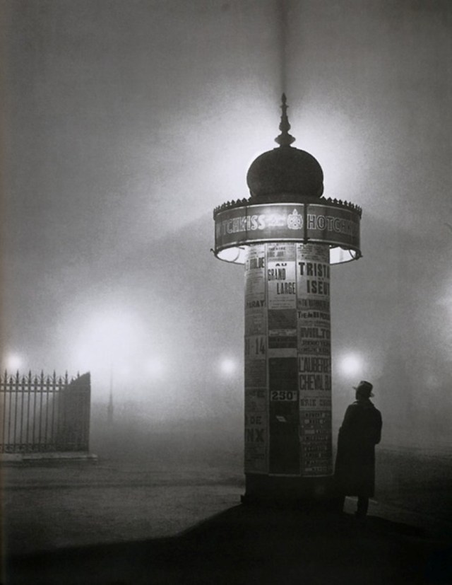 Brassaï ~ Une colonne Morris dans le brouillard, Avenue de l'Observatoire, Paris, 1934