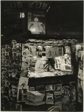 Kiosque a journaux Paris 1930-1932 Brassaï)