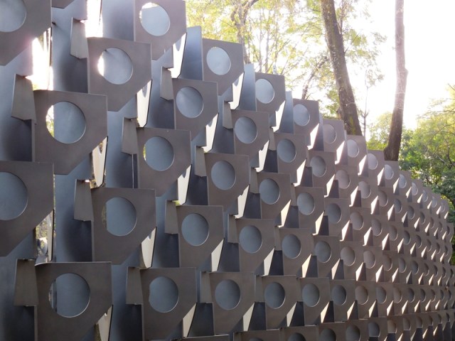 Muro de Calaveras, Celosía escultórica de Manuel Felguérez, 2009 (70 aniversario de la fundación del Instituto Nacional de Antropología e Historia)